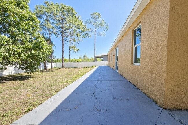 Building Photo - 2502 W 10th St