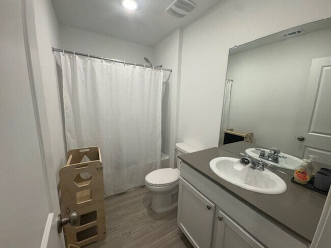 Building Photo - Super Nice with Great Price.  3 Bedroom 2 Bath 1 Story