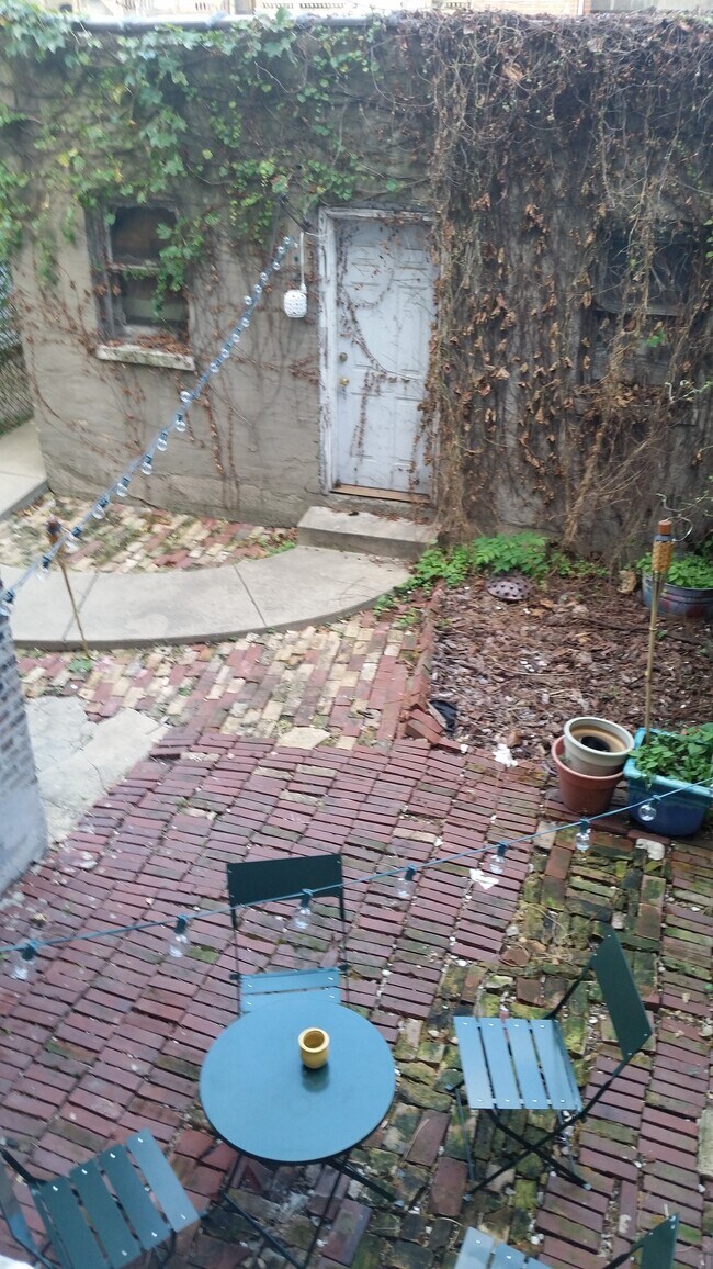 Building Photo - 1427 N Artesian Ave