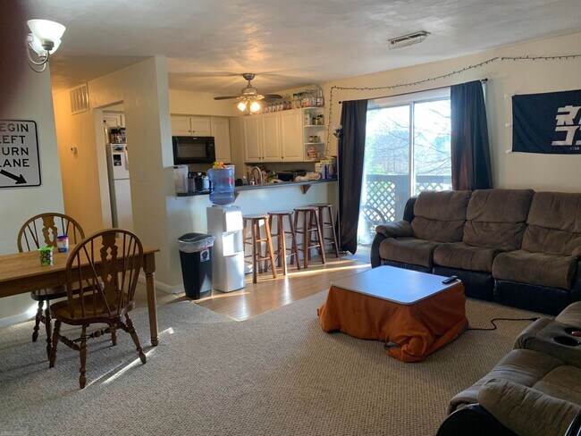 Building Photo - Spacious 3 Bedroom Apartment!