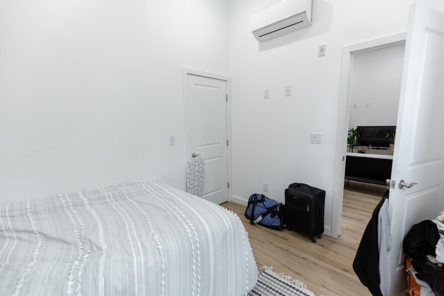 Building Photo - 3945 Lancaster Ave