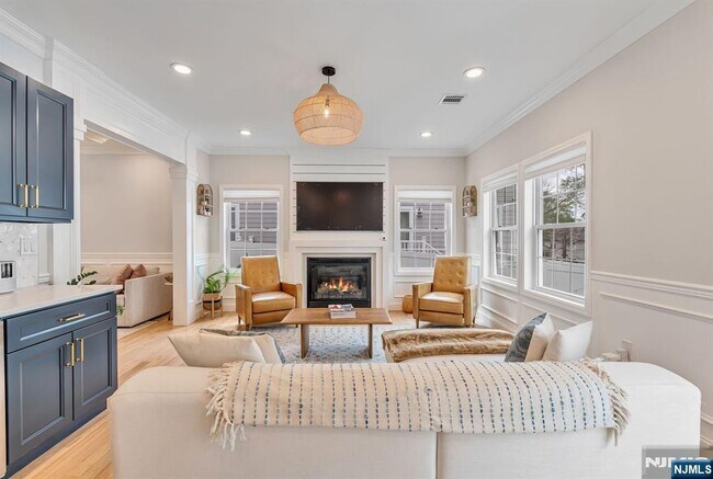 Building Photo - 765 6th Ave