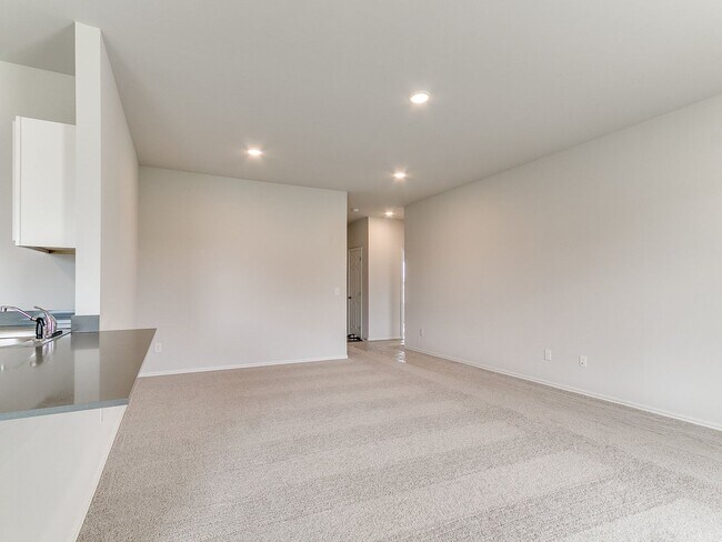 Building Photo - New Mustang Home!