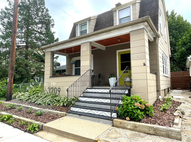 Charming entry with front porch and mature landscaping - 3209 Atwood Ave
