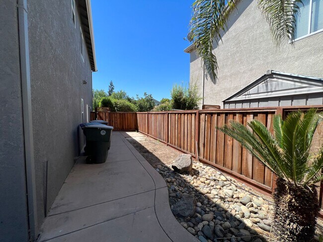 Building Photo - Large 4 bedroom located on a well maintained court!