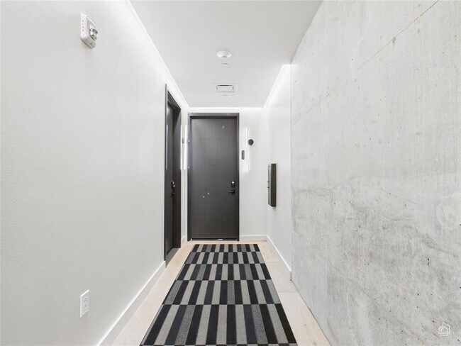 Building Photo - 610 Davis St