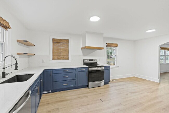 Building Photo - Nicely maintained 3 Bed, 1 Bath Single-Level Home with Bonus Sunroom ($1400/mo base rent***)