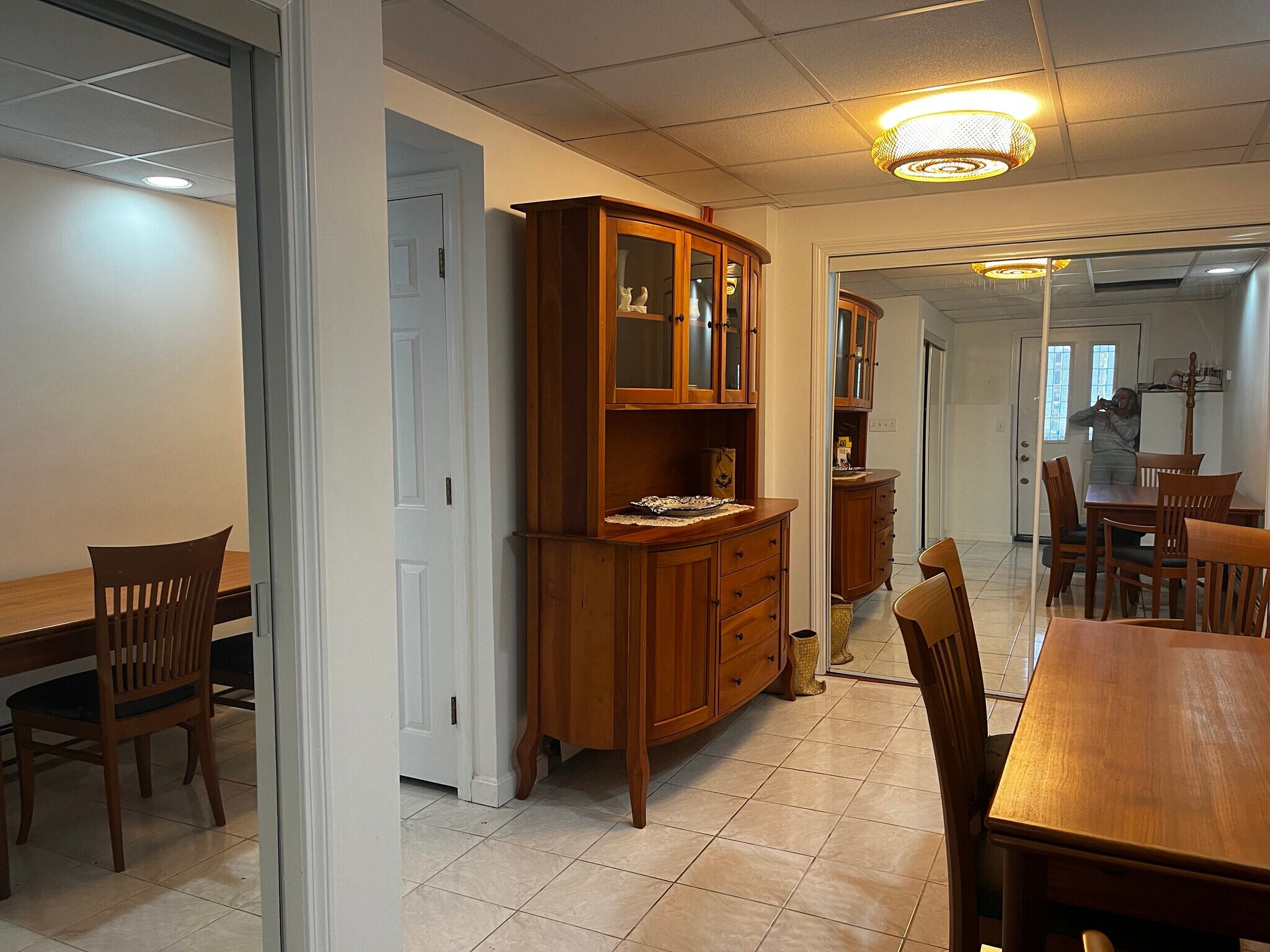 Entryway with round table - 142R Page Rd