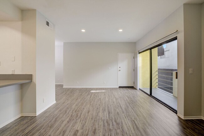 Interior Photo - 711 N. Sweetzer Ave