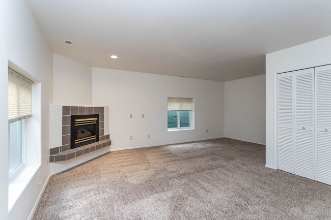 Building Photo - Lovely District 20 Townhome!