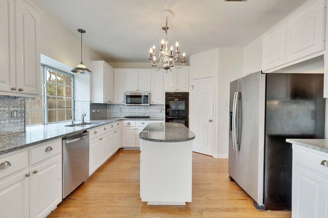 Building Photo - Charming Home in the Coveted River Place C...