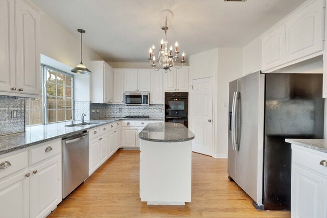 Building Photo - ***Move in Special, $250 Concession on 1st...