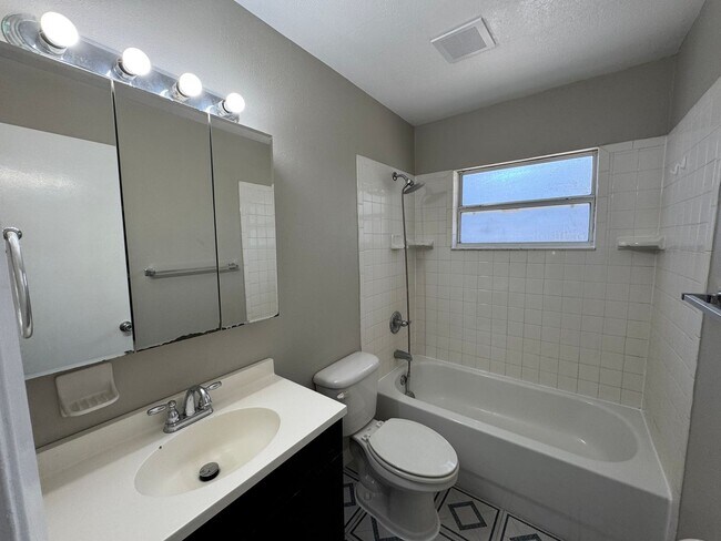 Building Photo - Charming 4 Bedroom, 1 Bathroom Home in Orange City!!