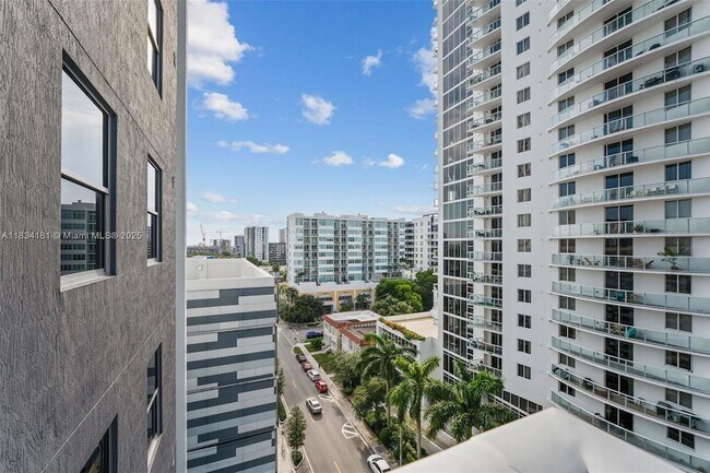 Building Photo - 2150 N Bayshore Dr