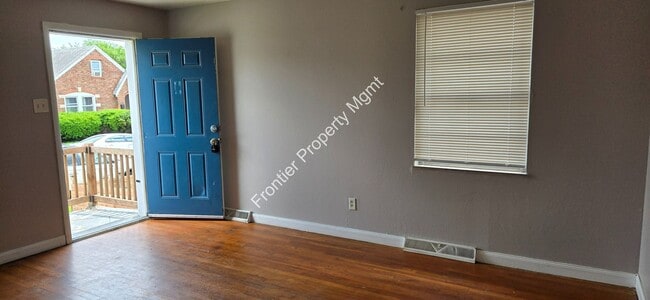 Building Photo - Available NOW! Beautiful/Unique 2 bed 1 ba...