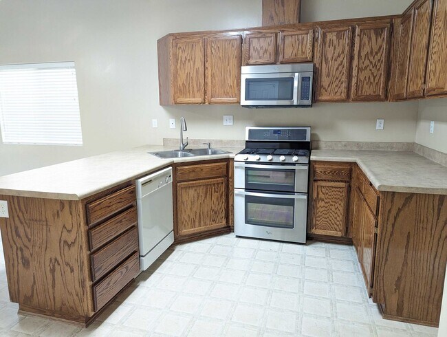 Building Photo - Comfortable Home in East Bakersfield