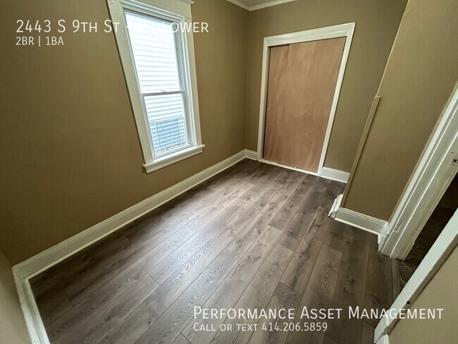 Building Photo - South Side 2 bed lower unit!