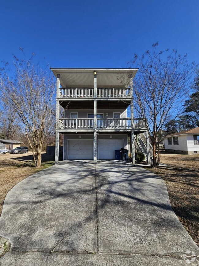 Building Photo - Gorgeous 4 Bedroom Home Downtown, Close to...