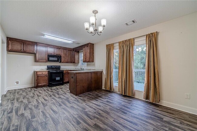 Building Photo - 583 Embassy Walk