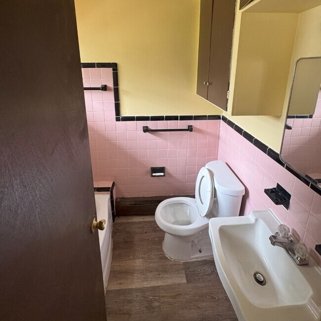 Building Photo - Cozy 1-Bedroom Apartment – 19751 Marx St, ...