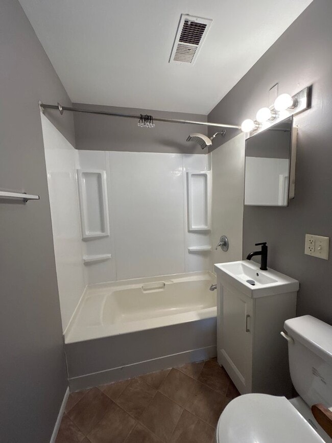 Building Photo - Updated 2-Bedroom, 1-Bathroom Home in Sout...