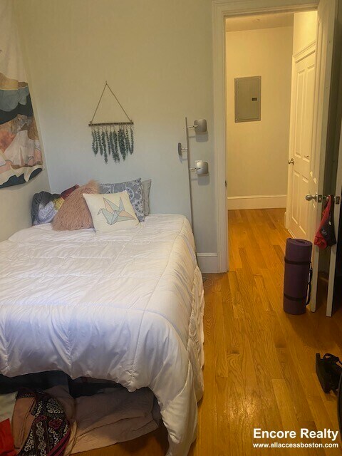 Building Photo - 1089 Beacon St