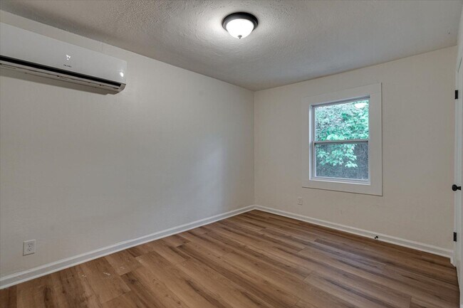 Building Photo - 105 S Howell Ave