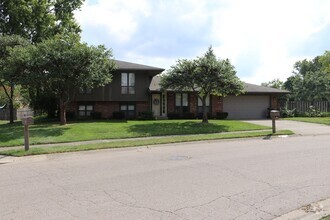 Building Photo - Four Bedroom Two & Half Bath Tri-Level home