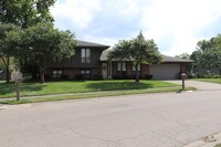 Building Photo - Four Bedroom Two & Half Bath Tri-Level home