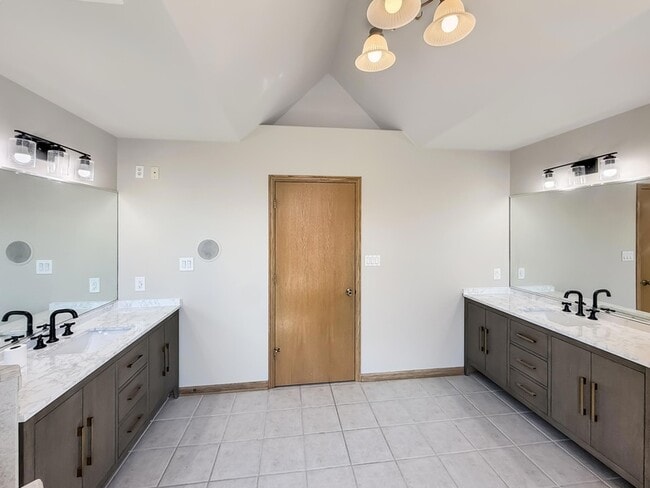 Building Photo - 443 Hilbrich Dr
