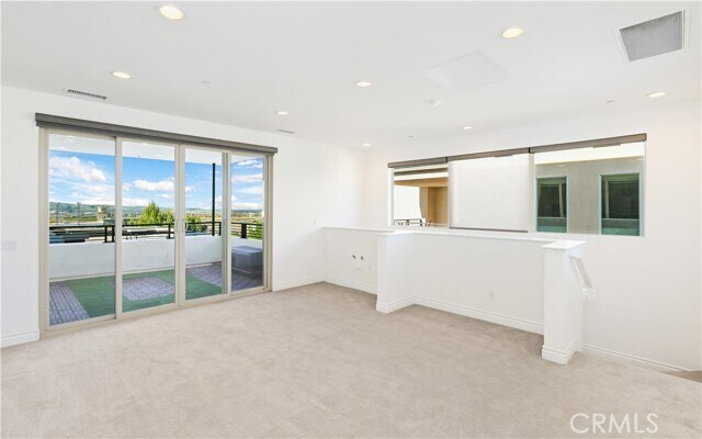 Building Photo - 148 Spectacle