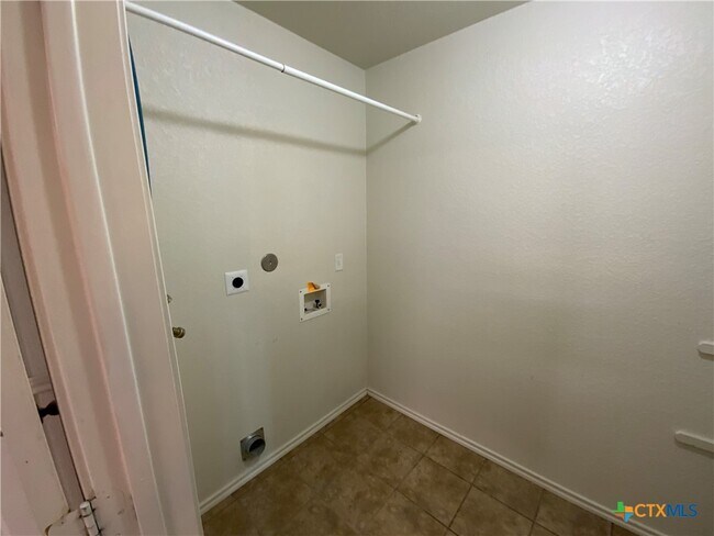 Building Photo - 4716 Stonehaven Dr