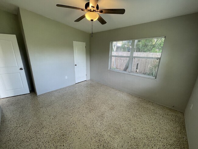 Building Photo - Desirable location in Melbourne FL