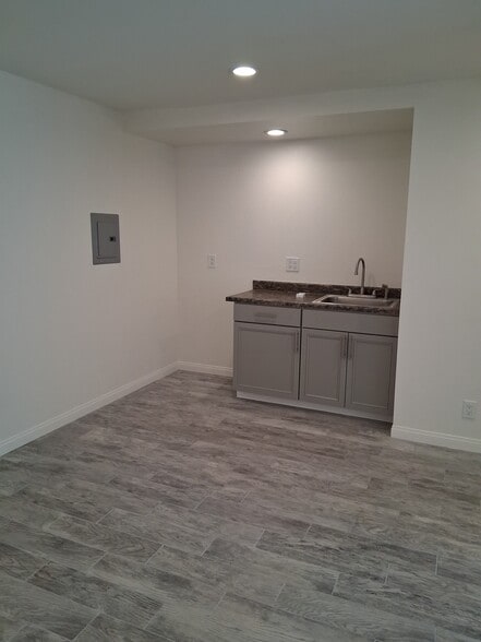 Building Photo - 1677 Sunnydale Ave