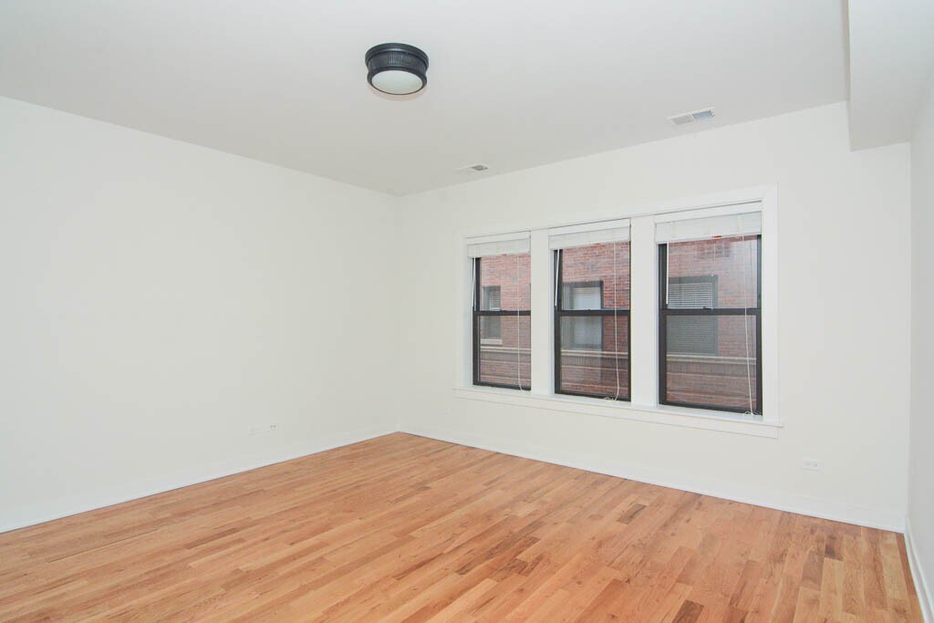 Building Photo - 2207 W Eastwood Ave