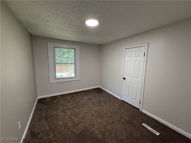 Building Photo - 833 Work Dr