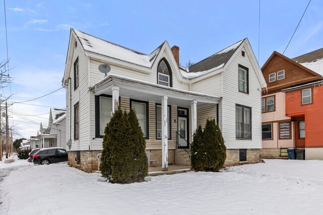 Building Photo - 117 W Division St