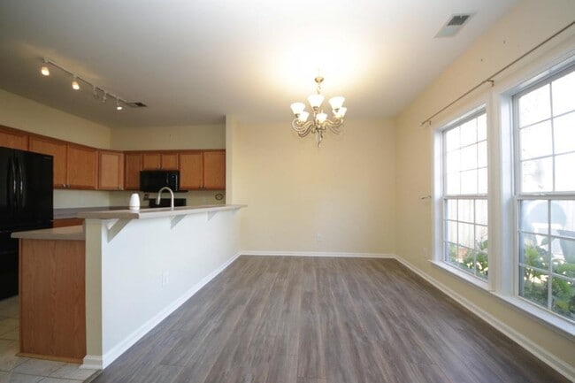Building Photo - 2120 Highland Gate Dr