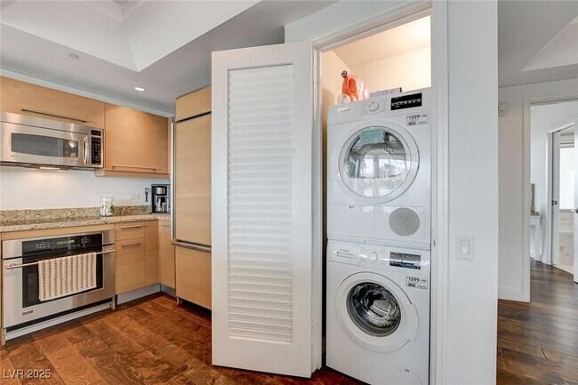 Building Photo - 222 Karen Ave