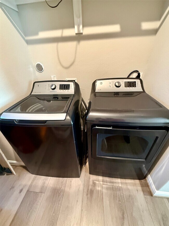 Building Photo - 15402 Sailpoint Ln