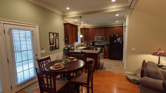 Building Photo - 3 Bedroom Home located in Magnolia Gardens...