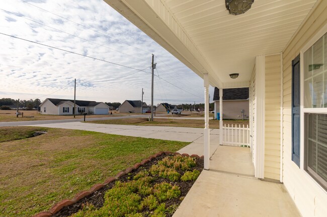 Building Photo - 3 Bedroom Home w/ Bonus In Richlands!