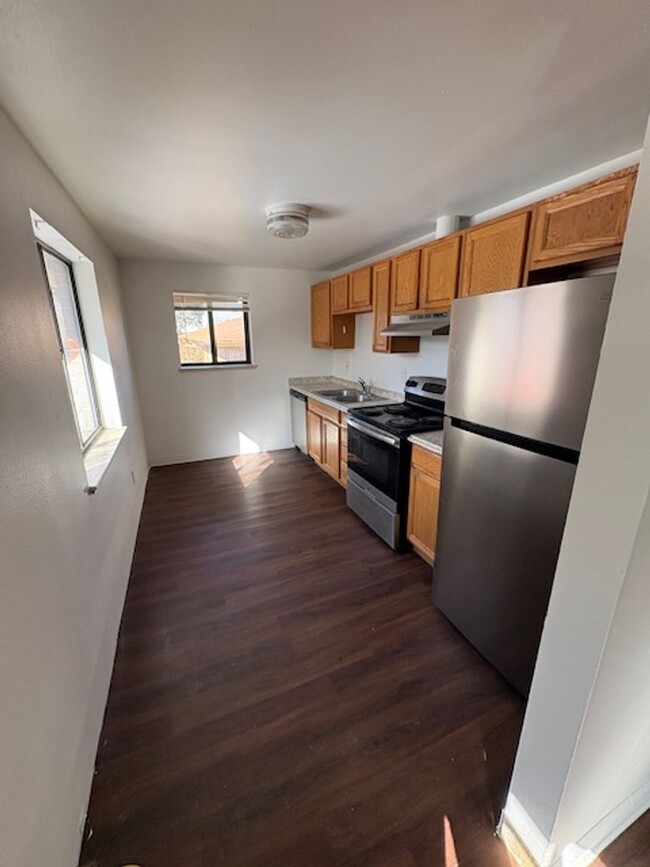 Building Photo - Newly Renovated 2 bedroom 1 Bathroom - Pri...