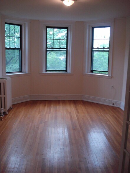 Building Photo - 384 Riverway