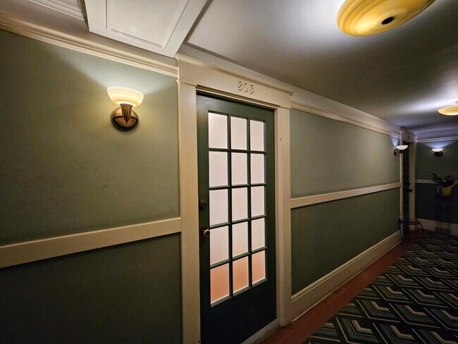 Building Photo - Beautiful Studio Apartment with Hardwood Flooring and Natural Light!