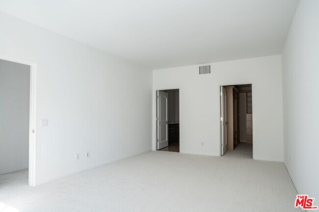 Building Photo - 851 N San Vicente Blvd