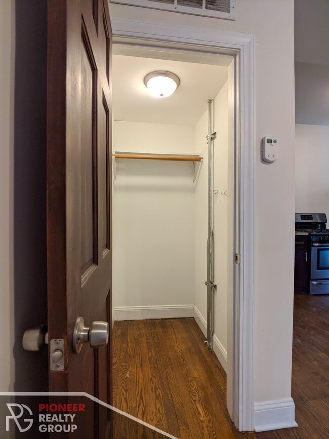 Building Photo - 857 W Cornelia Ave