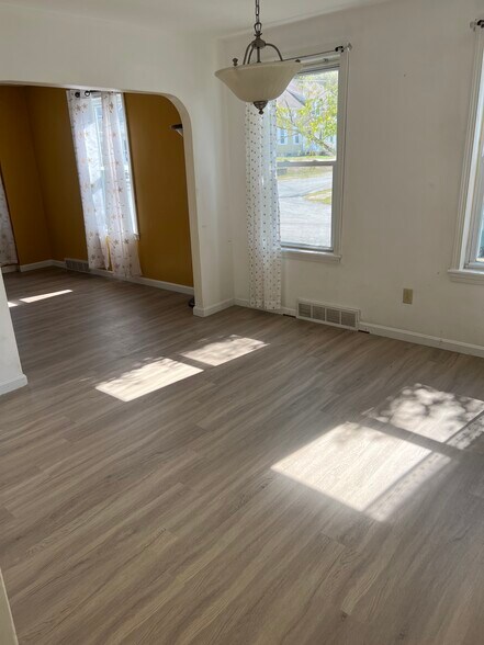 Dining room - 91 School Park