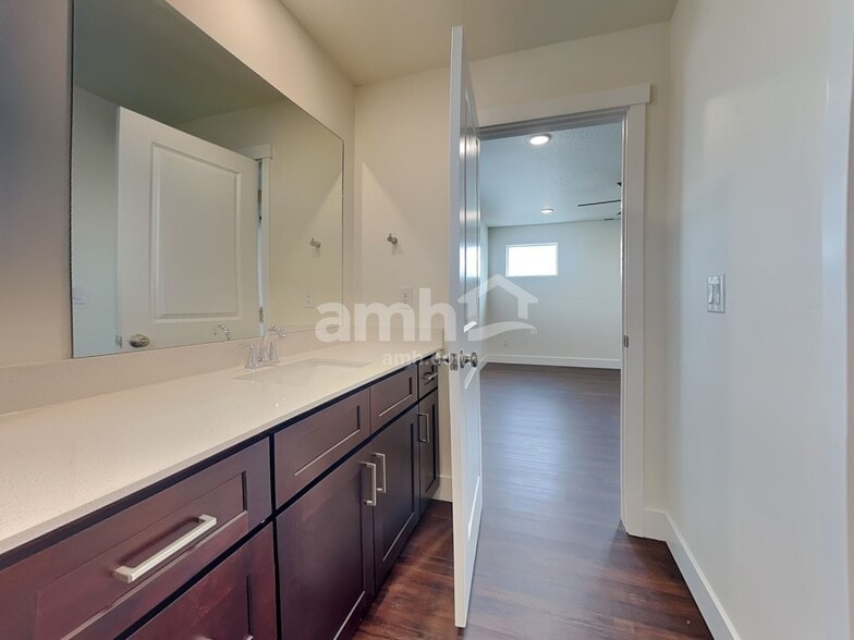 Building Photo - 3112 N Vigo Ave