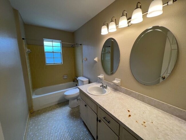 Building Photo - Pensacola - Pinehurst Subdivision - 3 bedr...
